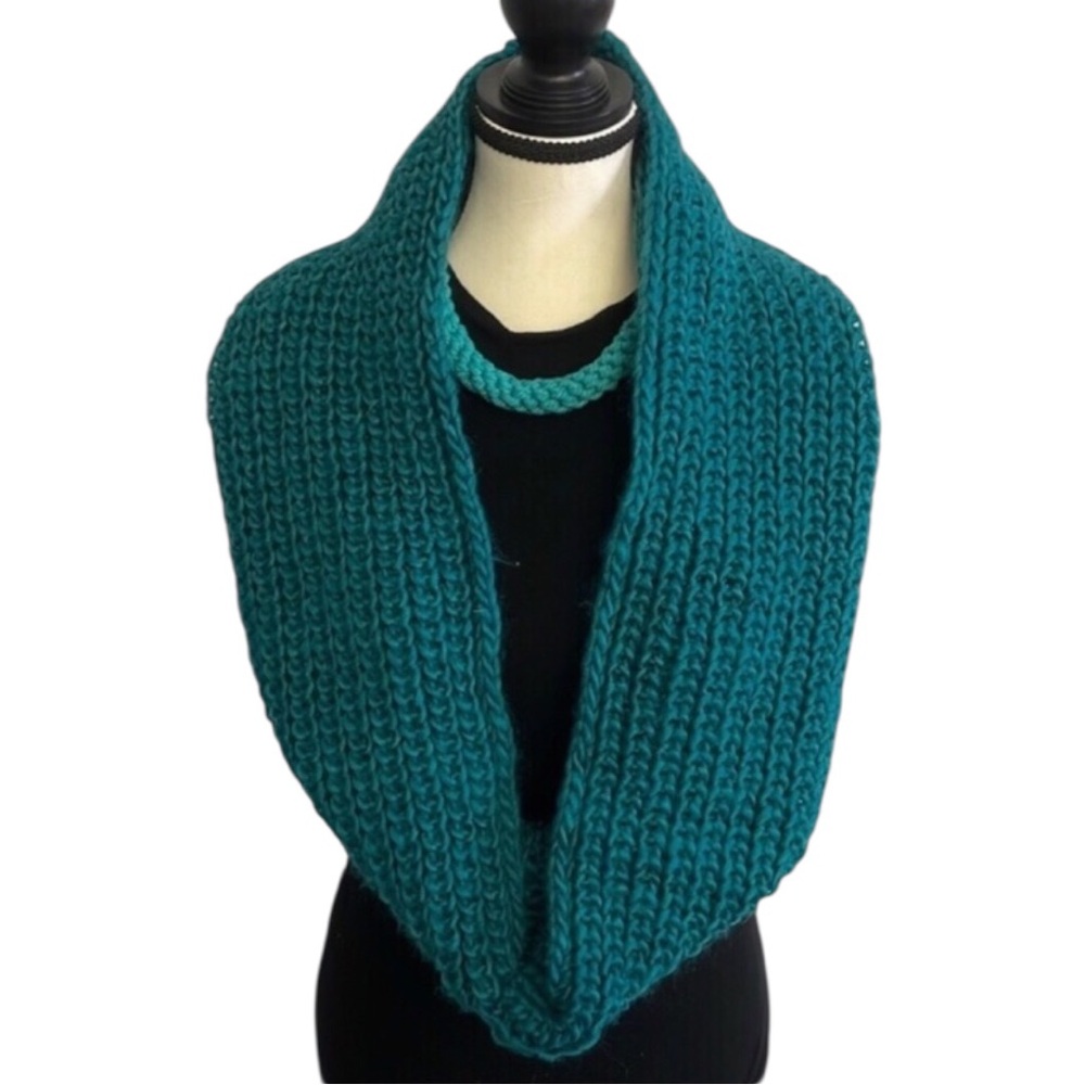 Green infinity scarf
